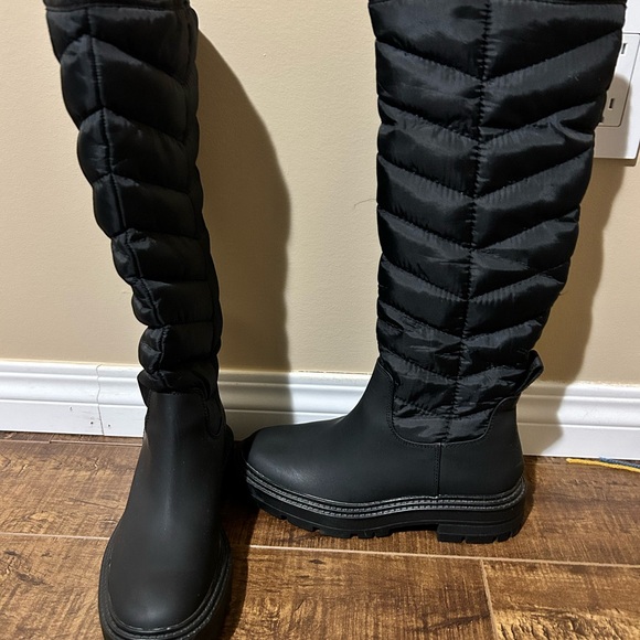 ZARA WOMAN NEW BLACK LOW HEEL RUBBERIZED QUILTED BOOTS US 6 - Picture 4 of 6